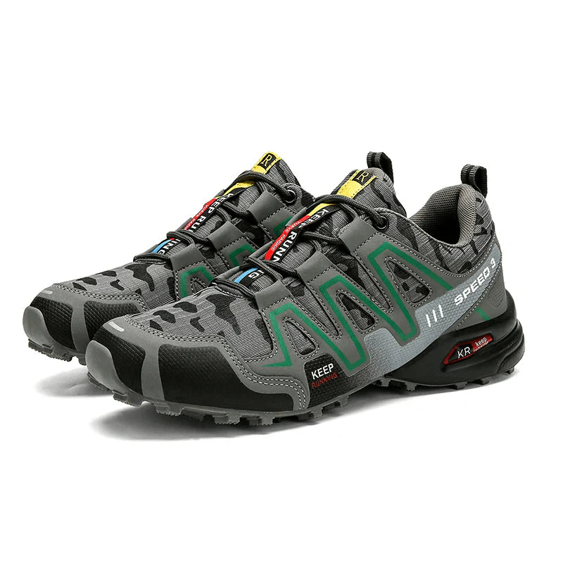 1paar grüne OrthoTrekking schuhe mit weisser hintergrund