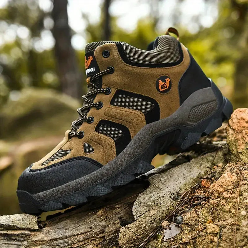 Khaki-braune TigleX Explorer Allterrain Wanderschuhe mit robuster, rutschfester Allterrain-Sohle und atmungsaktivem, strapazierfähigem Obermaterial – perfekte Outdoor-Schuhe und Trekking-Schuhe für Damen und Herren, besonders geeignet für lange Wanderungen und unwegsames Gelände.