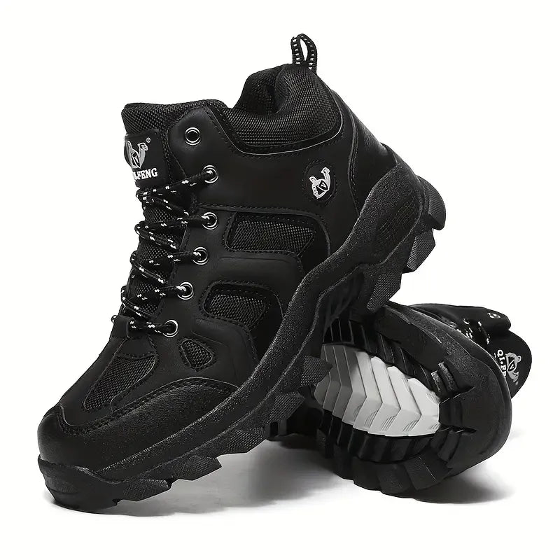 Schwarze TigleX Explorer Allterrain Wanderschuhe mit deutlich sichtbarer, robuster Allterrain-Profilsohle, ergonomischer Passform und atmungsaktivem Obermaterial – perfekte Schuhe für Outdoor-Aktivitäten, Wandern und Trekking bei jedem Wetter und auf jedem Untergrund, für Damen und Herren.