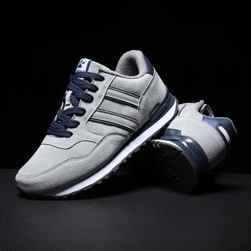 Orthopädischer Schnürschuh von TigleX in Grau und Navy – atmungsaktiv, leicht und mit stoßdämpfender Laufsohle für ganztägigen Komfort.