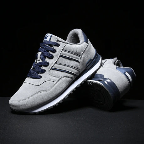 Orthopädischer Schnürschuh von TigleX in Grau und Navy – atmungsaktiv, leicht und mit stoßdämpfender Laufsohle für ganztägigen Komfort.