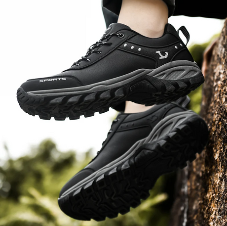  Zwei Paar TigleX Wanderschuhe im Einsatz – in Oliv und Schwarz, mit Antischmerz-Sohle und starker Trittfestigkeit für Trekking.