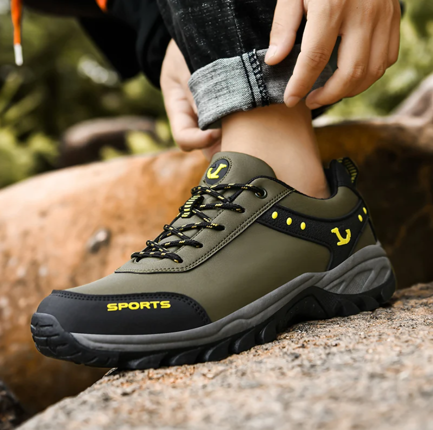 Schrägaufnahme des ComfortTrail Schuhs in Oliv – atmungsaktiv, federnd und optimal für Wanderwege und Trekkingtouren.