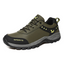 Olivgrüner Outdoor-Schuh mit breiter Zehenbox und stabiler Profilsohle – perfekt für unebenes Gelände, Wanderungen und lange Ausflüge.