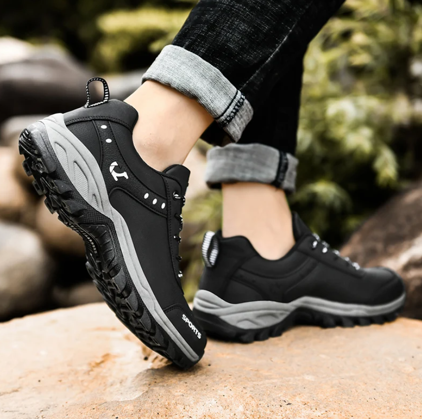 Outdoorbild mit schwarzem ComfortTrail Wanderschuh – entlastet Fuß und Gelenke bei jedem Schritt und passt sich dynamisch dem Gelände an.