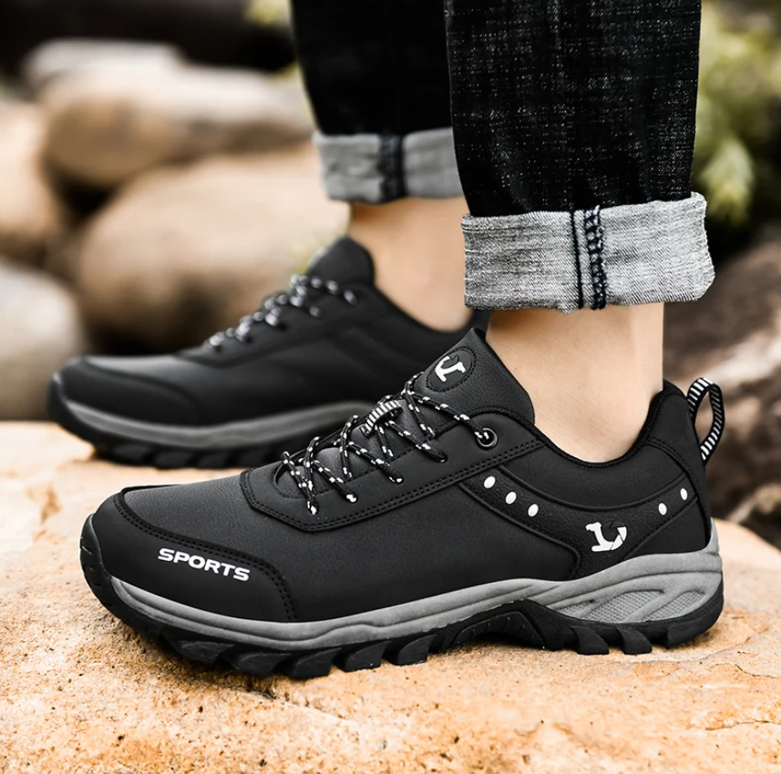 Trageaufnahme: Schwarzer TigleX ComfortTrail Schuh mit flexibler Laufsohle – geeignet für Wandern, Spaziergänge und Alltag mit Komfort.