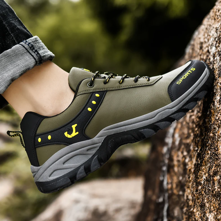 Tragebild: Olivgrüner orthopädischer Wanderschuh – schmerzfrei laufen, natürliche Fußbewegung und ideal für Outdoor-Einsätze.