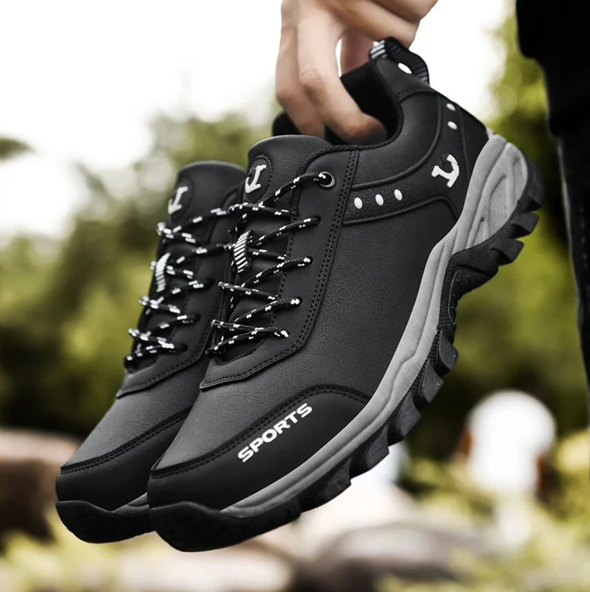 Tragebild: Schwarzer TigleX Wanderschuh mit ergonomischer Ferse und Antischmerz-Sohle – rutschfest, komfortabel und robust.