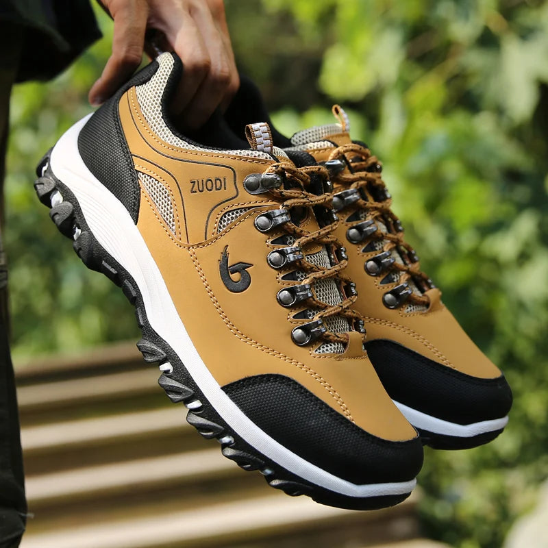 wanderschuh-corebalance-beige-Natur. paart Ansicht hält in der Hand Nahaufnahme. zeigt Robuste und wasserabweisende material