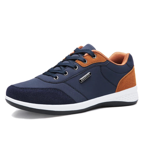 Seitenansicht des TigleX FitCore in Dunkelblau mit brauner Ferse – breite Zehenbox, rutschfeste Sohle, geeignet bei Rückenschmerzen und Knieschmerzen.