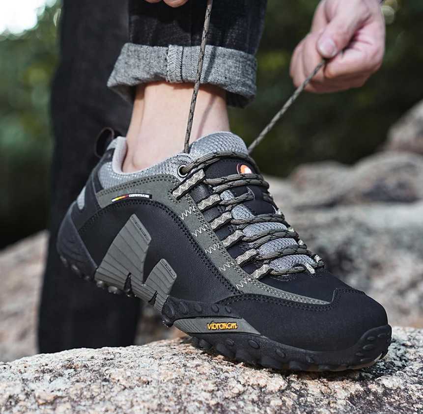 Alltagstauglicher Wanderschuh in Schwarz-Grau – atmungsaktiv, ergonomisch geformt und mit komfortabler Schnürung.