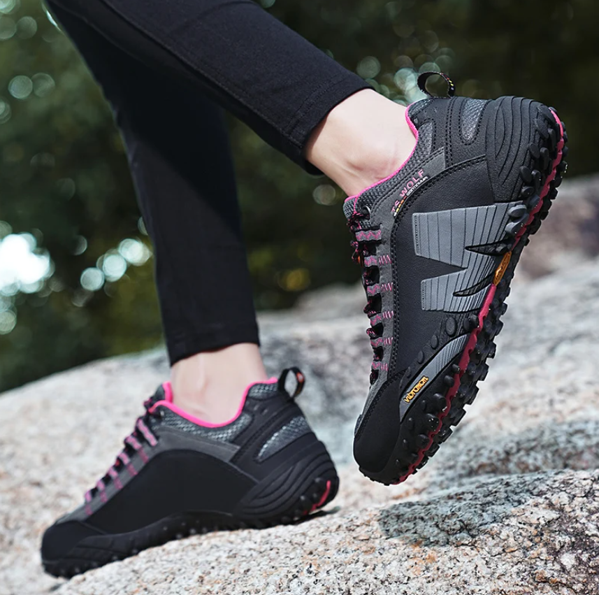  Vorderansicht: Wanderschuh in Pink-Schwarz – schmerzfreies Gehen durch flexible Sohle und ergonomischen Aufbau.