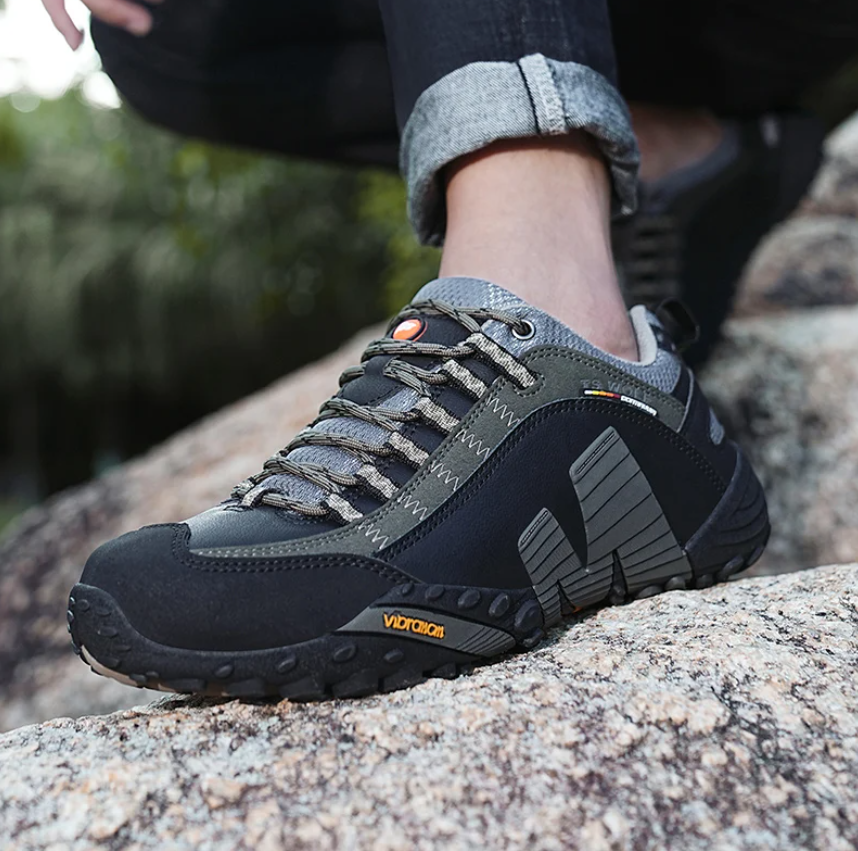Tragebild: Schwarzer TigleX Flow Schuh mit grauen Akzenten – rutschfest, gelenkschonend und mit Antischmerz-Sohle für lange Wanderwege.