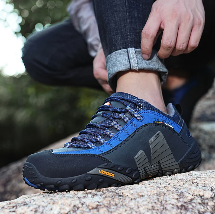 Tragebild: TigleX Flow in Blau-Schwarz – ergonomischer Outdoor-Schuh mit perfektem Halt bei Wanderungen.