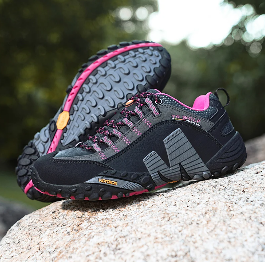 TigleX Flow in Pink – Seitenansicht mit robuster Trailsohle und Antischmerz-Fußbett, ideal bei Fuß- oder Rückenschmerzen.