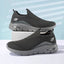 Grauer Slip-On-Schuh von TigleX mit ergonomischem Design – orthopädischer Komfortschuh für Alltag und lange Laufzeiten.