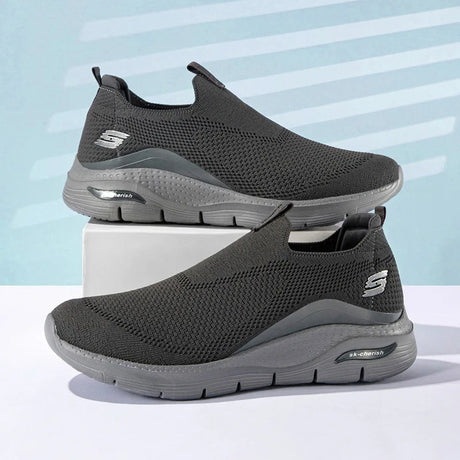 Grauer Slip-On-Schuh von TigleX mit ergonomischem Design – orthopädischer Komfortschuh für Alltag und lange Laufzeiten.