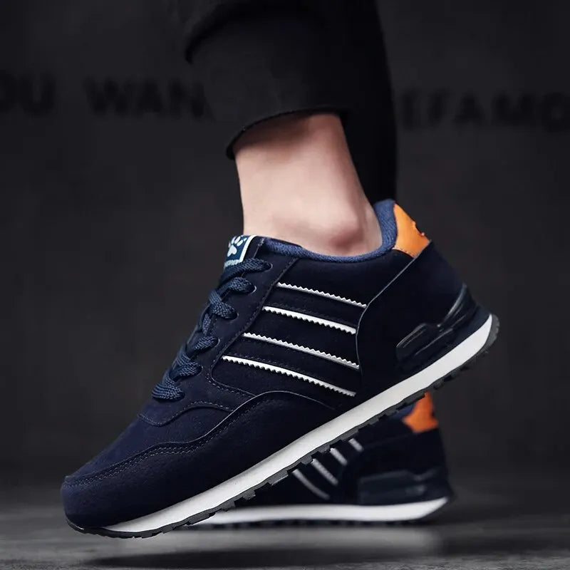 Alltagsschuh in Blau mit orangefarbenem Detail – orthopädischer Komfortschuh für dynamische Tage.
