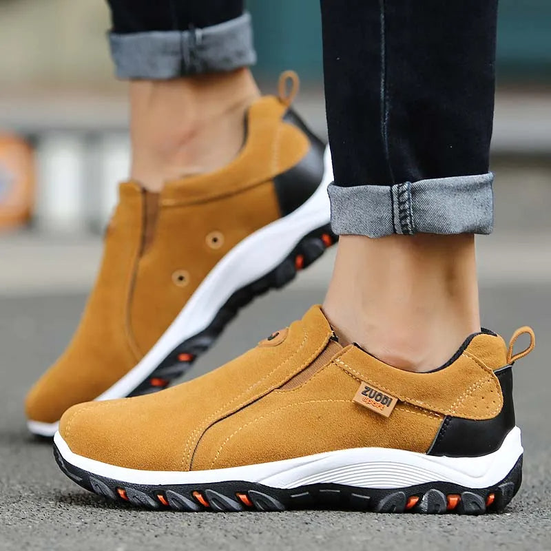 Naturaufnahme: Cognacbrauner Orthopädieschuh mit rutschfester Laufsohle – Unisex-Komfortschuh für schmerzfreies Gehen.