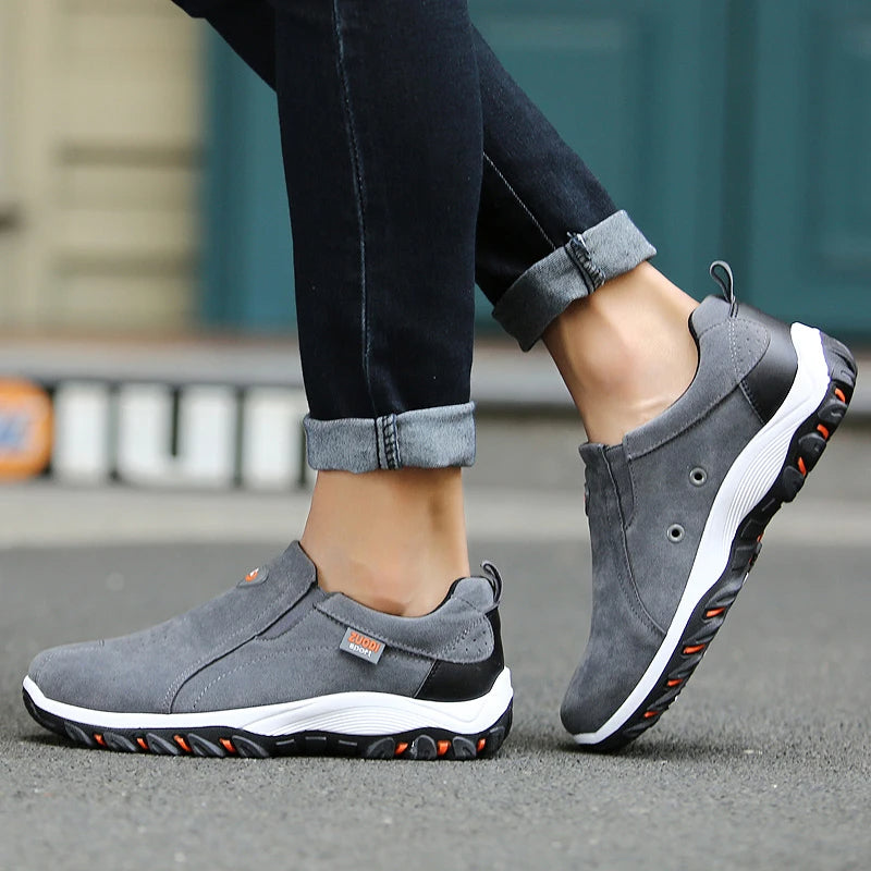 Grauer orthopädischer Schuh TigleX MedStep – Antischmerz-Sohle und breite Zehenbox für entspanntes Gehen.