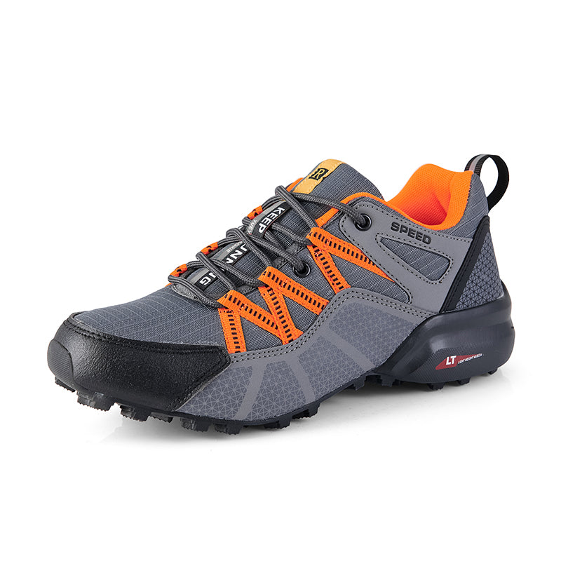 Outdoor-Schuh in Grau mit orangen Details – orthopädisch, gelenkentlastend und mit robuster Trekking-Sohle.