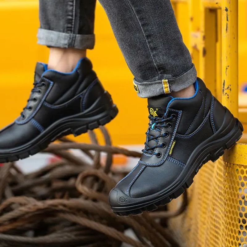 Getragene TGX-38 Sicherheitsstiefel bei der Arbeit – stabil und rutschfest