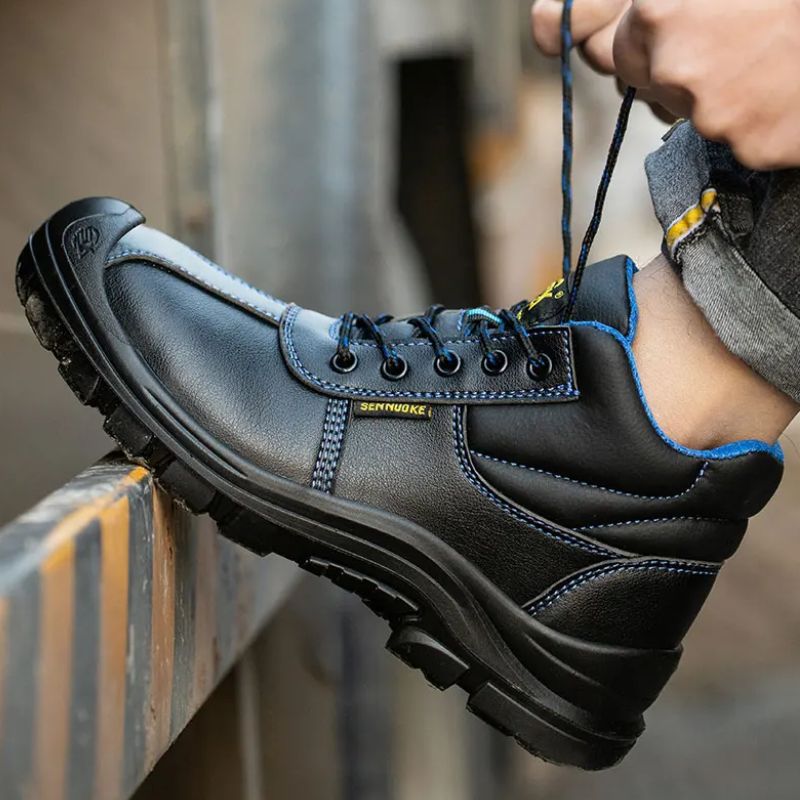 Getragene TGX-W38 Sicherheitsstiefel bei der Arbeit – stabil und rutschfest