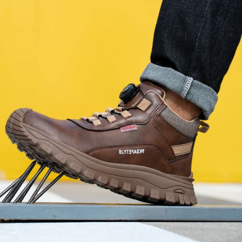 Braune TGXW340 Unisex-Schuhe mit S3-Schutz beim Einsatz auf der Baustelle