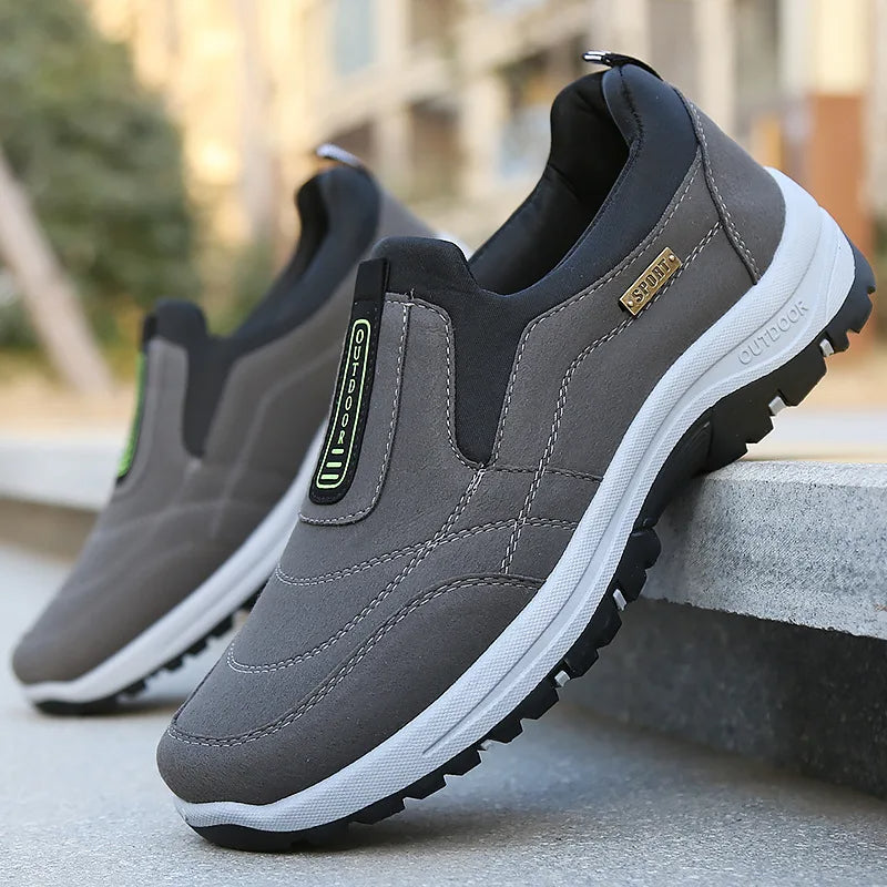 Grauer TigleX Slip-On mit weißer Sohle – leichte Schuhe für schmerzfreies Gehen und natürliche Fußbewegung