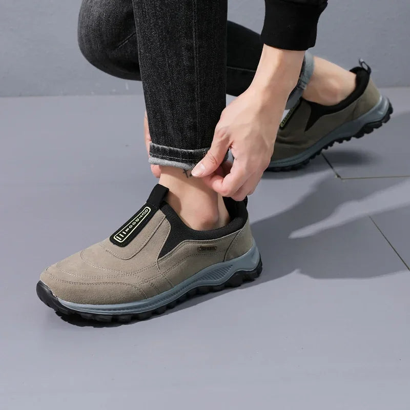 Tragebild: TigleX VitalStep in Beige – rutschfester Alltagsschuh mit Antischmerz-Sohle und breitem Vorfußbereich.
