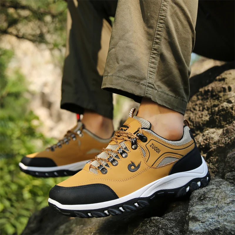 TigleX Wanderschuh Beige beim Gehen – schmerzfreier Auftritt durch weiche Sohle und ergonomischen Schnitt.
1